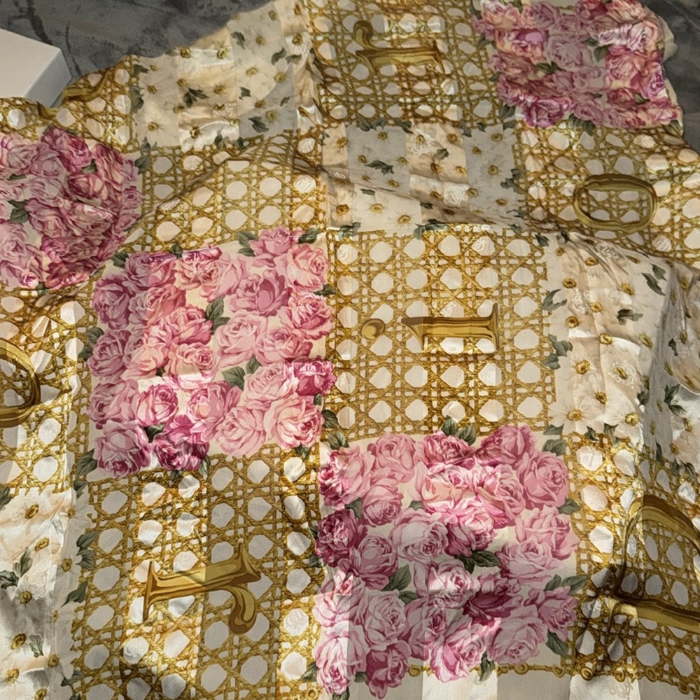 Preloved Christian Dior scarf excellent condition 💯 % silk size is 34”X 34” - Picture 3 of 4